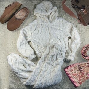 Cozy White Women's Sweater Set fluffy
